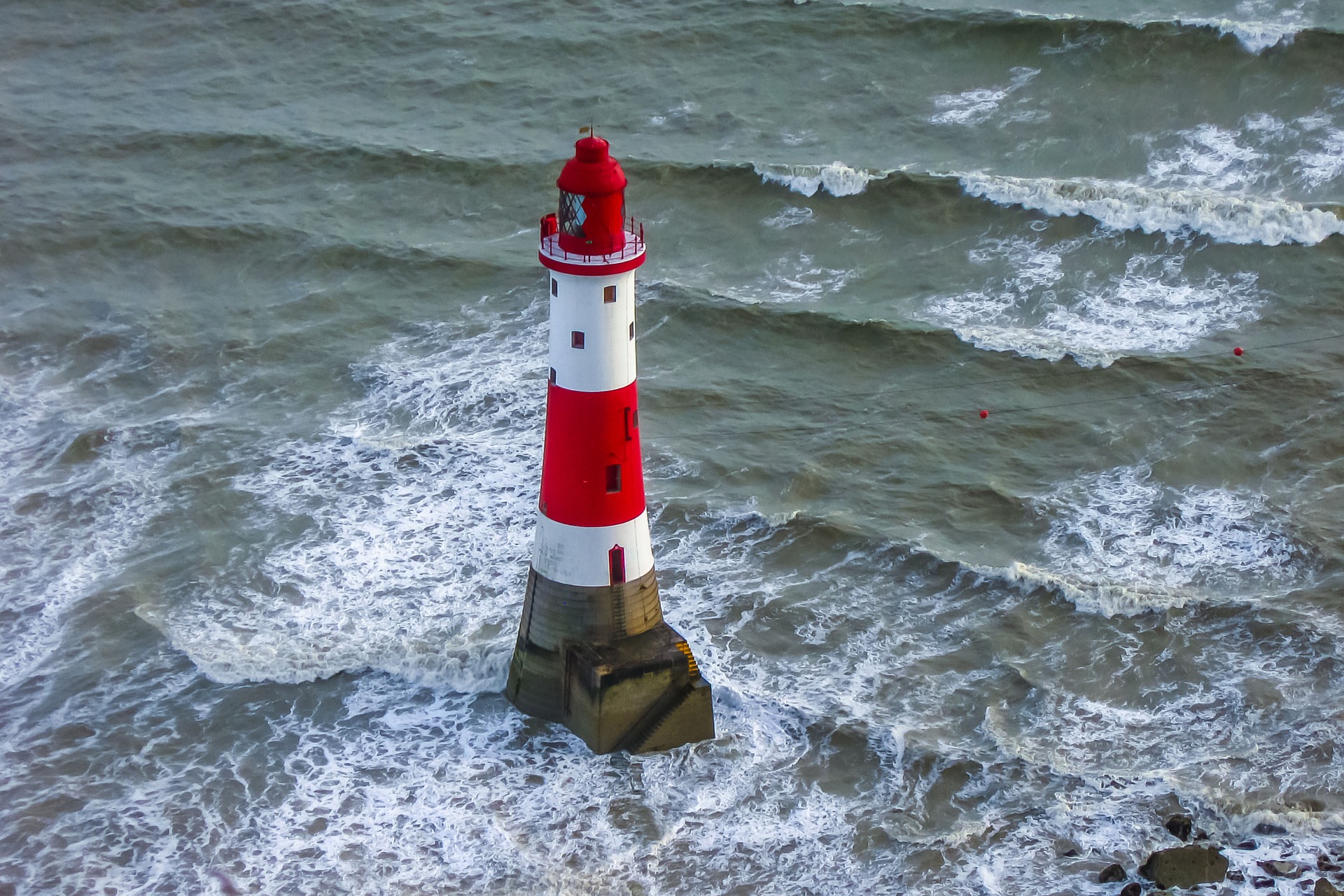 Foto von einem Leuchtturm im Meer