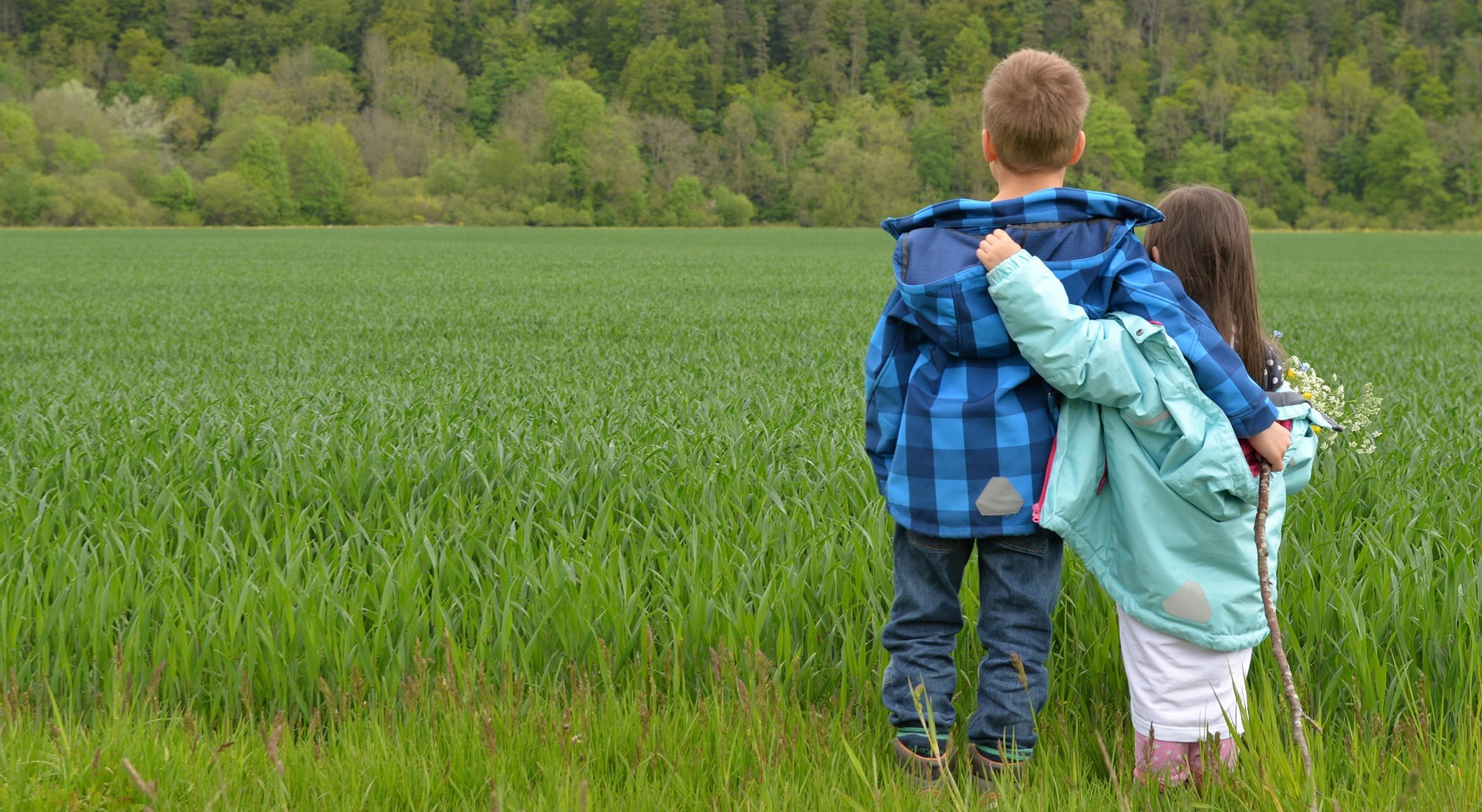 Zwei Kinder auf einer Wiese