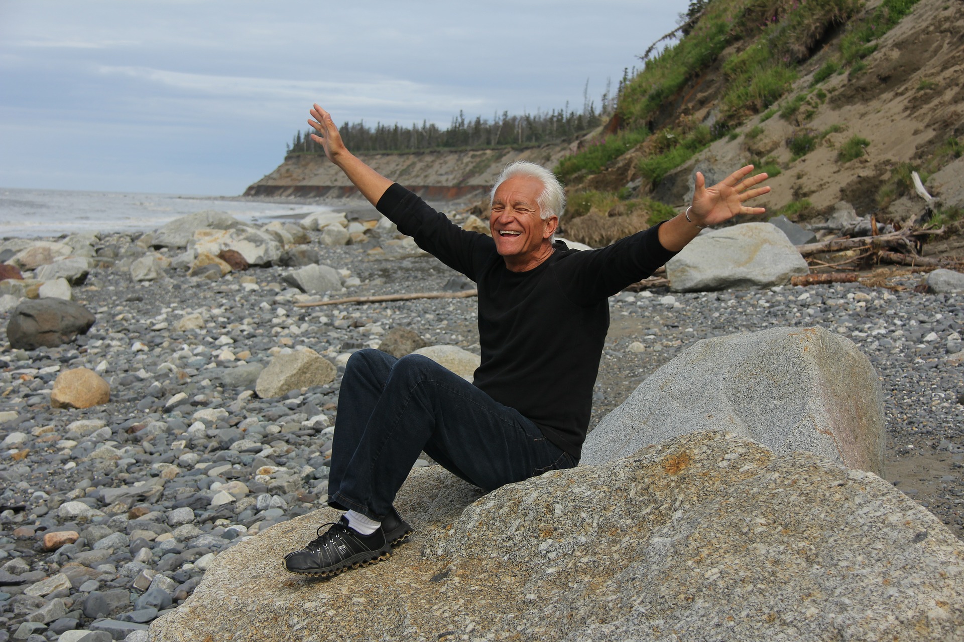 Ein Mann sitzt am Meer