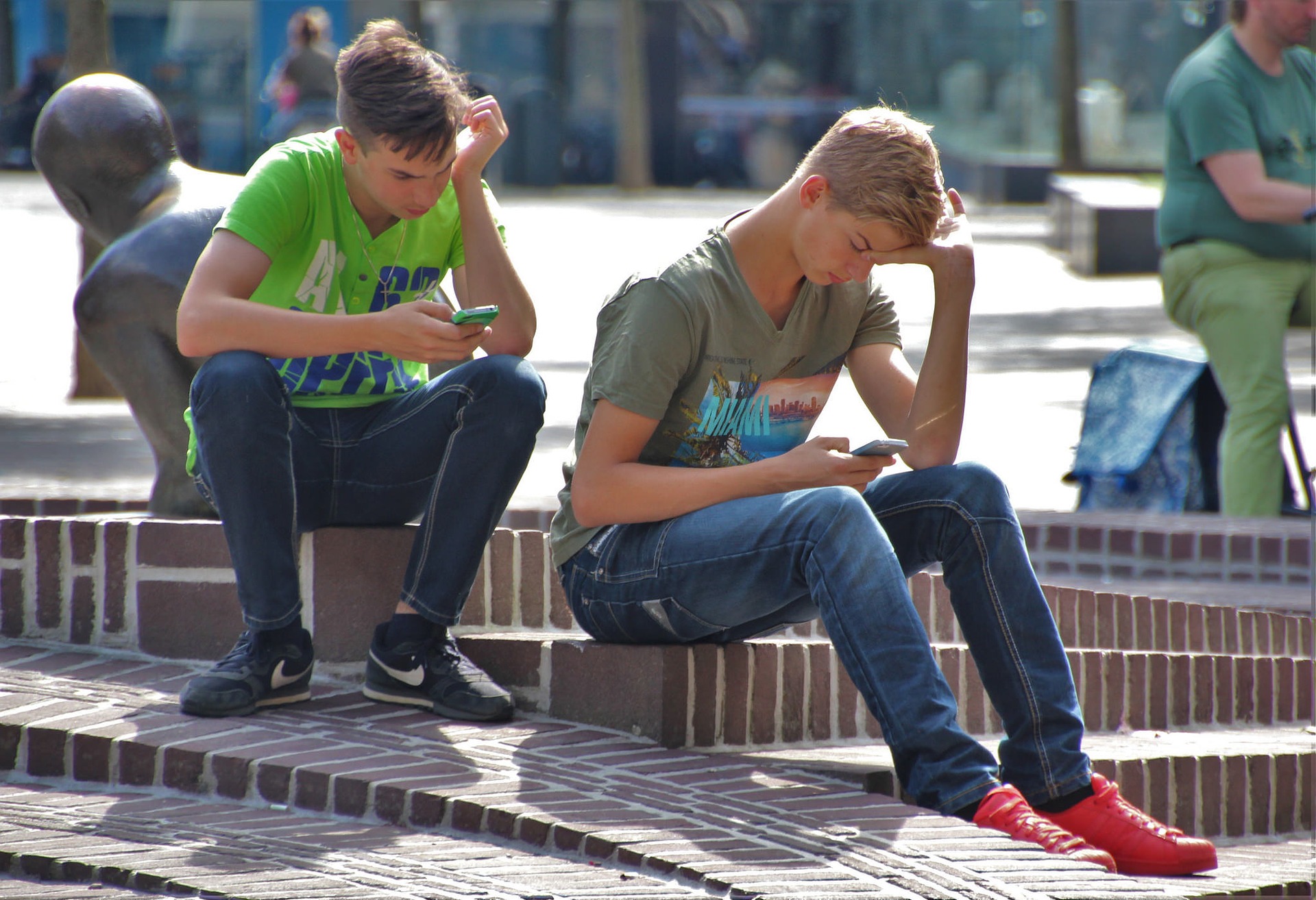 Schüler am Handy: Schülersensibilisierung